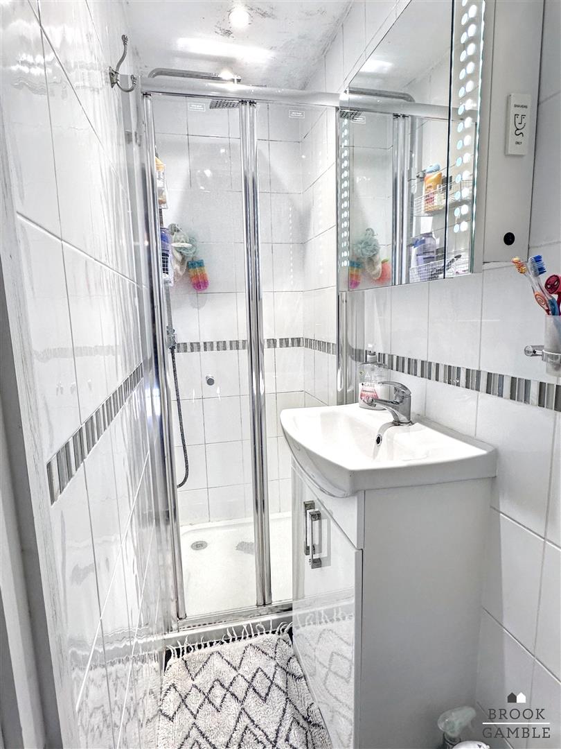 3 Bedroom House - Mid Terrace. Bourne Street in Eastbourne,  14
